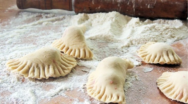 Idealnie elastyczne ciasto na pierogi bez dodatku jajka