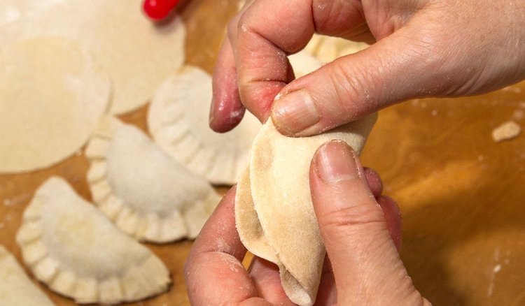 Najprostsze, maślankowe ciasto na pierogi. Mięciutkie i elastyczne, aż chce się lepić