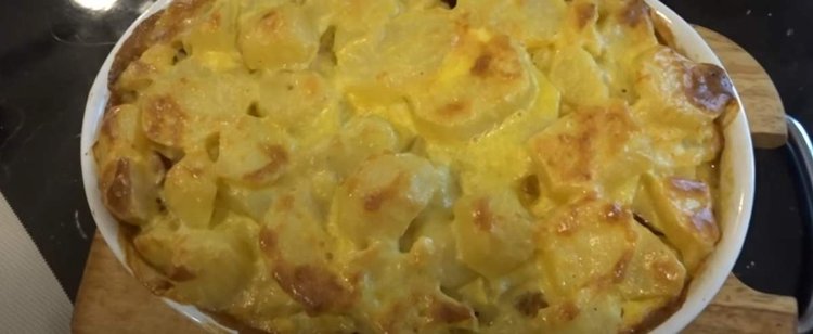 Połącz ziemniaki z pieczarkami i zapiecz w piekarniku. Okrasa podzielił się przepisem na najlepszą zapiekankę na świecie, palce lizać