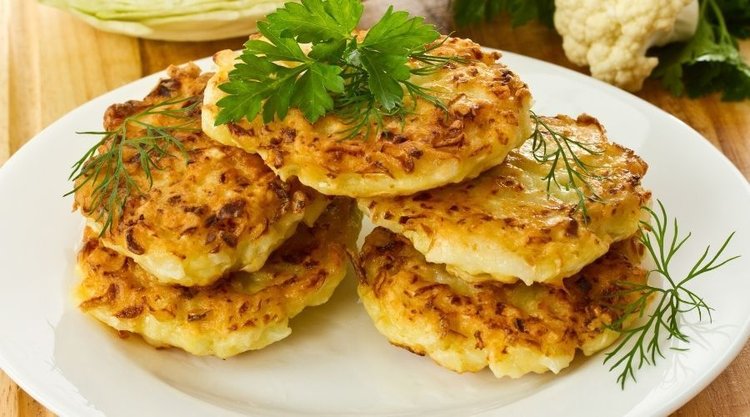 Szybkie placuszki z kalafiora o lekko cebulowym aromacie. Chrupiący pomysł na tani obiad