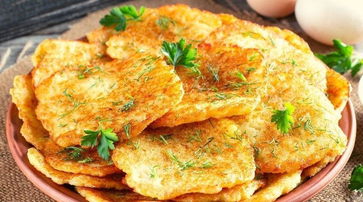 Chrupiące placki ziemniaczane bez jajek i mąki. Oba składniki zastąpisz jednym produktem