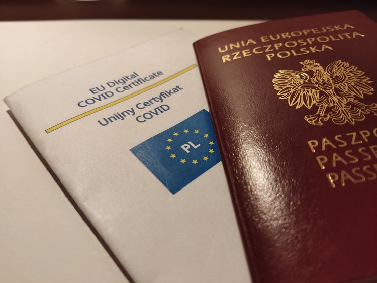 Paszport covidowy, będzie ważny krócej. Komisja Europejska zmienia zasady
