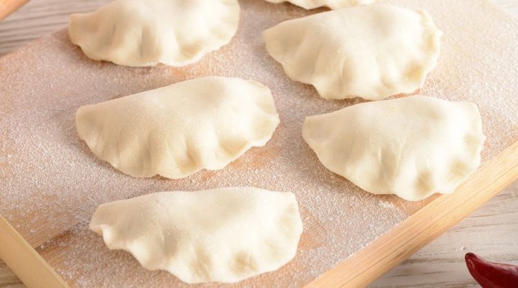 Najprostsze ciasto na pierogi. Wystarczą 2 składniki