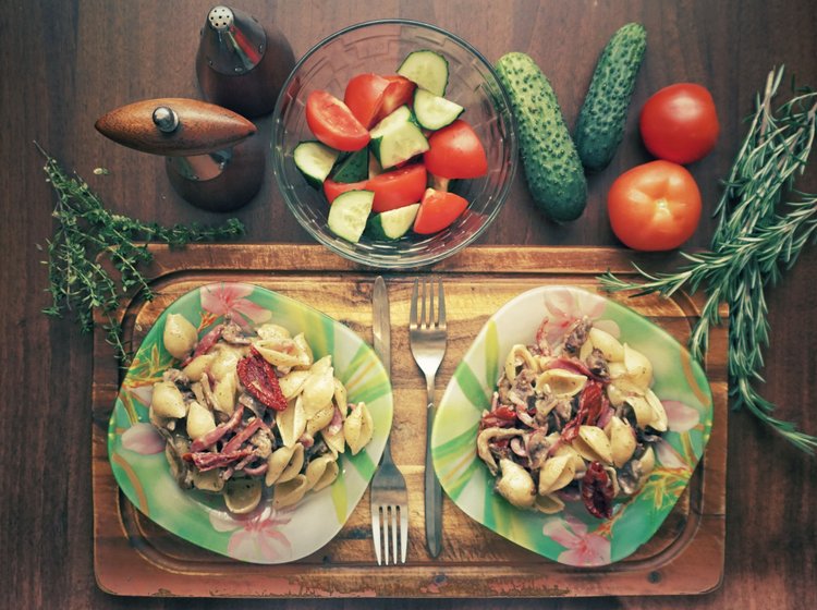 Makaron z cukinią, suszonymi pomidorami i szynką parmeńską