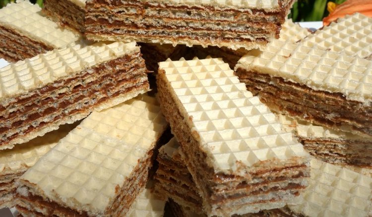 Domowe wafelki z masą czekoladową. Pyszny, naturalny specjał jak za dawnych lat