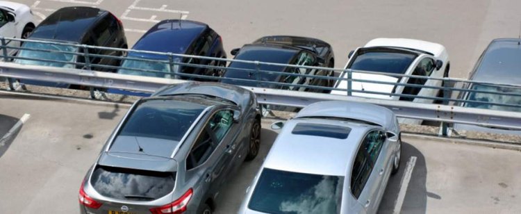 Koniec epoki darmowego parkowania. Sklepy zbroją się w parkomaty