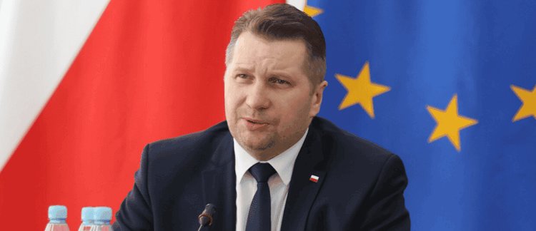 Zakaz używania smartfonów w szkołach? Czarnek odpowiada
