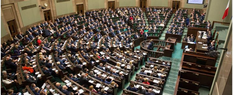 Posłowie nie będą tłumaczyć się z dodatkowych dochodów. Parasol ochronny nad politykami