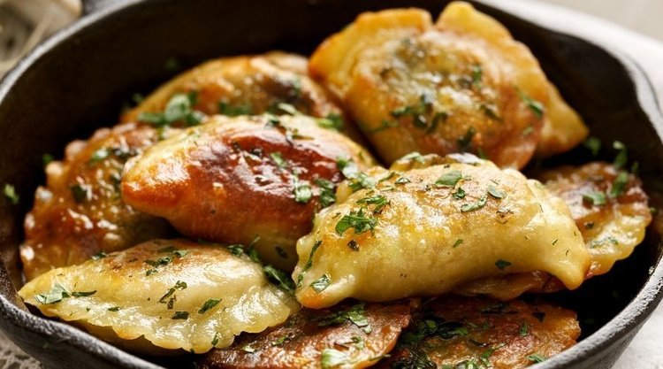 Pyszne i błyskawiczne pierogi z piekarnika z serem feta