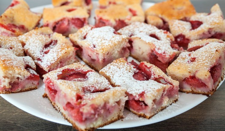 Proste i tanie ciasto z truskawkami. Deser dla całej rodziny zrobisz za grosze