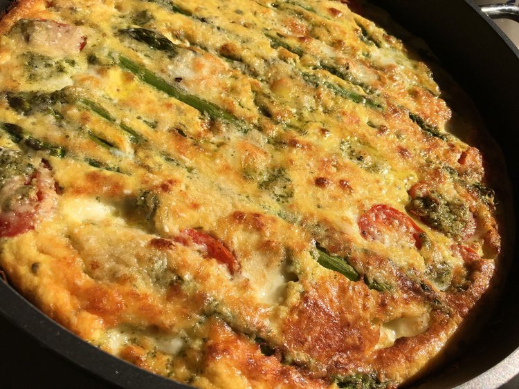 Znakomita tarta ze szparagami, pomidorkami i boczkiem