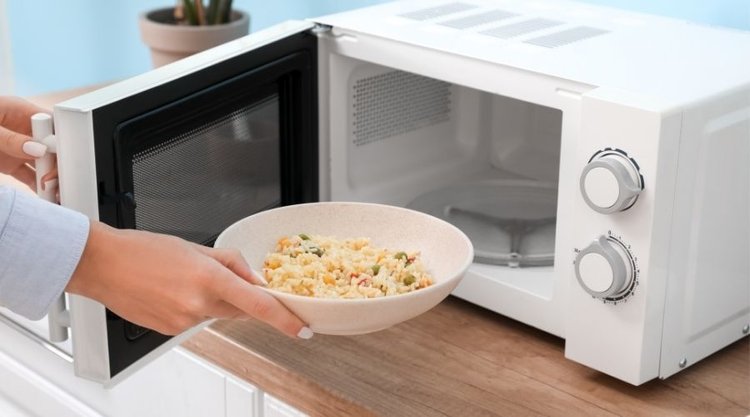 Jakich produktów nie powinno się podgrzewać w mikrofalówce?