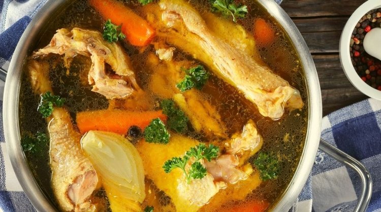Dlaczego warto dodać do rosołu szczyptę kurkumy?