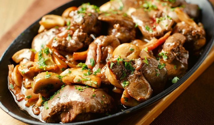 Babcia Stasia dodaje do wątróbki jesienne frykasy. Zawsze pamięta o 1 ważnej zasadzie, jest kluczowa