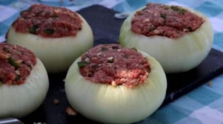Przepis na zapiekaną cebulę z mięsem mielonym