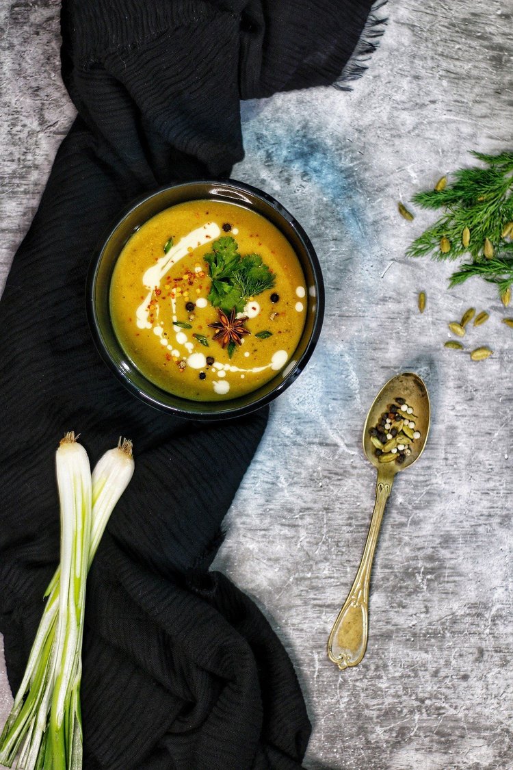 Chana dal z batatami, pomidorami i szpinakiem