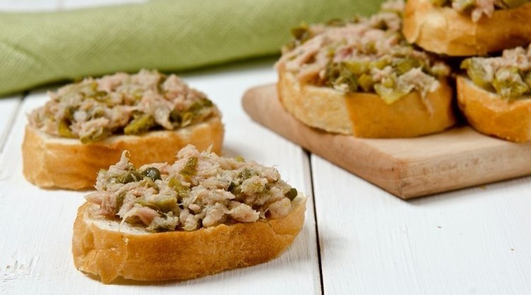 Cudowna pasta do kanapek z tuńczyka w nieco ostrzejszym wydaniu