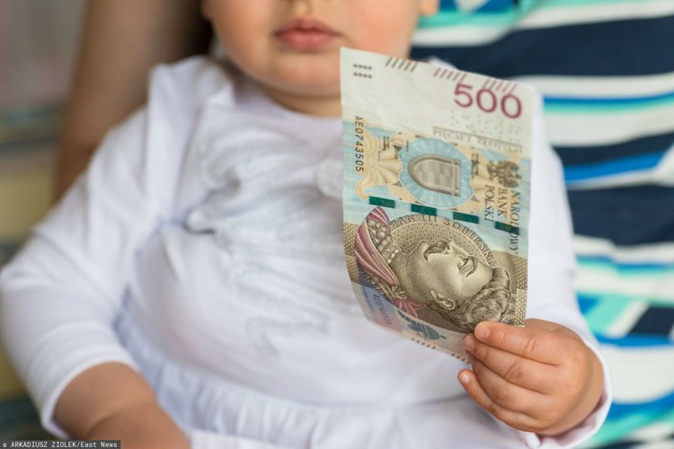 12 000 plus jednak szybciej. Rząd zdradził, kiedy można spodziewać się wypłat