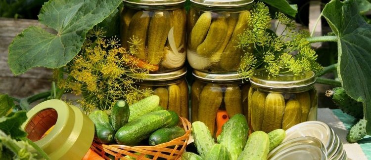 Sałatka z kiszonych ogórków z obłędnym słodkim sosem