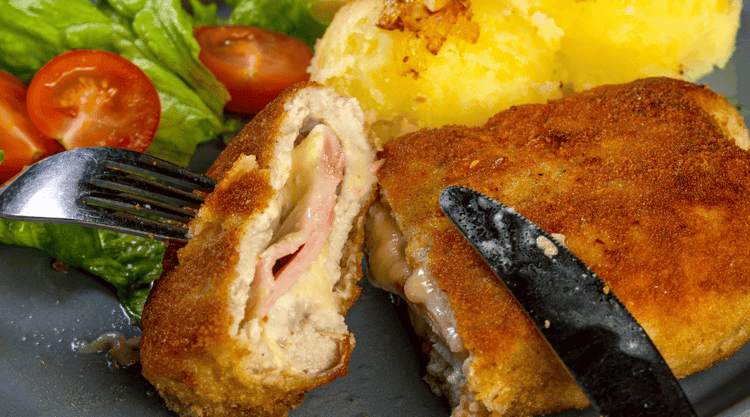 Apetyczny i syty kotlet schabowy po szwajcarsku 
