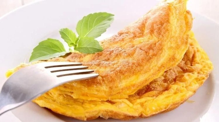 Zachwycający delikatnością omlet bananowy bez jajek