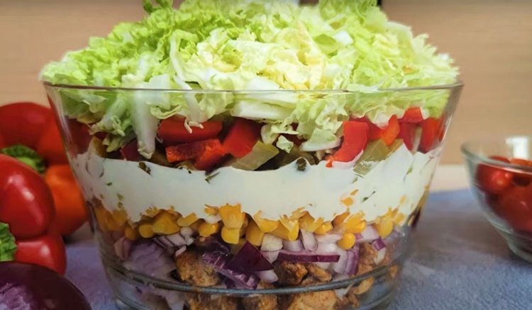 Sałatka gyros - przekąska idealna na Sylwestra. Nasyci, orzeźwi i pięknie wygląda 