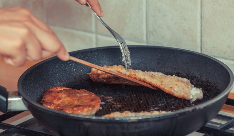 Dlaczego panierka odpada od kotletów schabowych? Radę Basi każdy powinien wziąć do serca