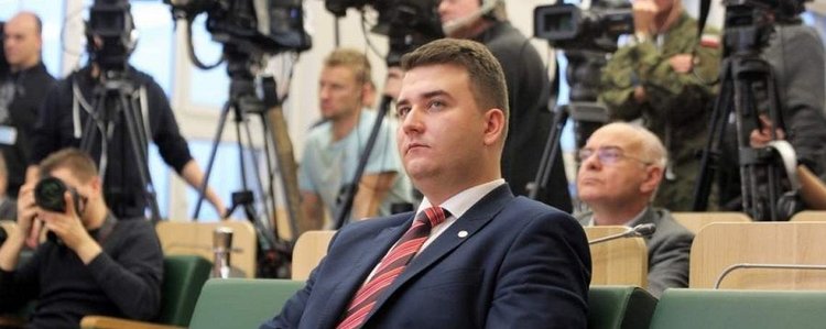 Misiewiczówka miała by hitem, przyciągnęła problemy. Były protegowany Macierewicza przed sądem 