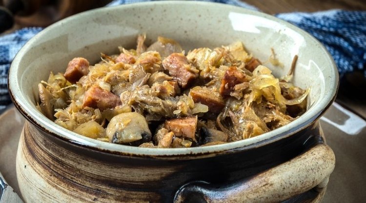 Jak doprawić bigos, żeby był wyrazisty, ale nie gorzki?