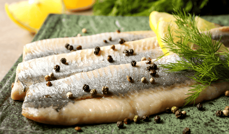 Ani mleko, ani woda. Koniecznie wymocz śledzie w innym produkcie, będą lżejsze dla żołądka