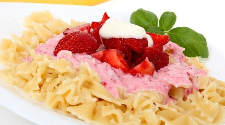 Niezapomniany smak dzieciństwa - makaron z truskawkami