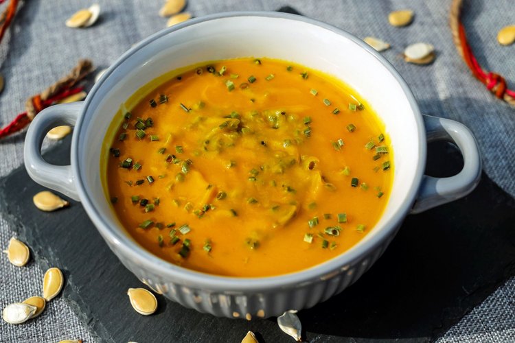 Zupa dyniowa z parmezanowymi grzankami