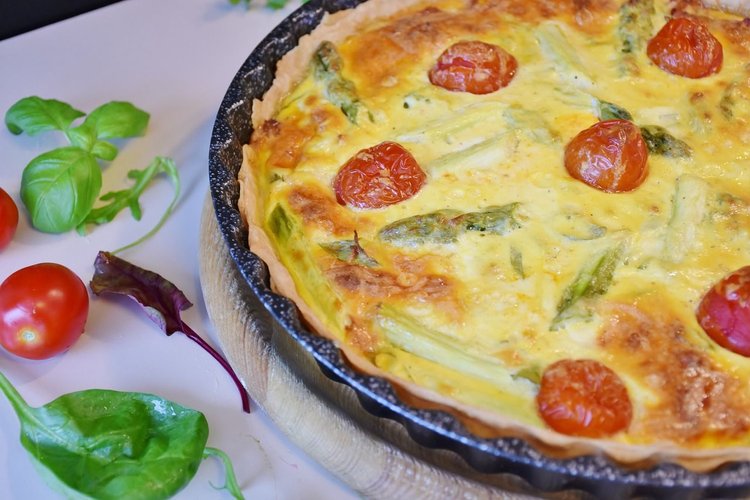 Wegetariański quiche ze szparagami i parmezanem