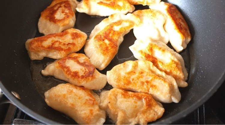Jak usmażyć pierogi, żeby były złociste? Wyjaśniamy krok po kroku 