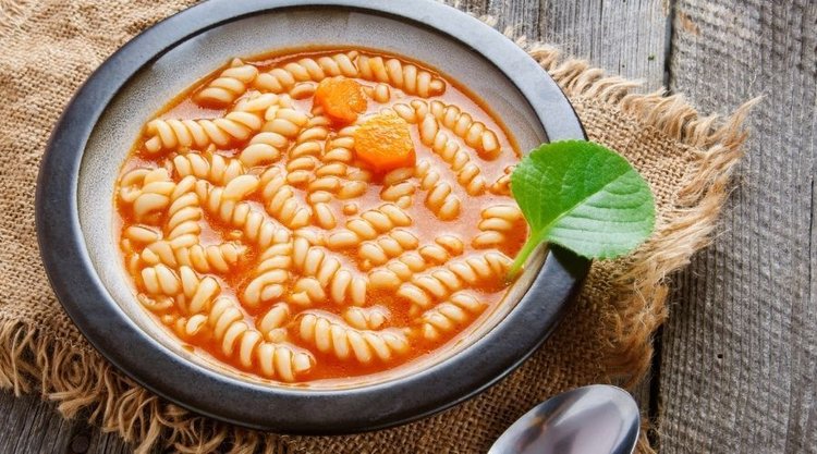 Kiedy warto dodać do zupy pomidorowej sodę oczyszczoną? Dodatek może uratować jej smak