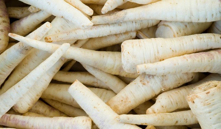 Domowe chipsy z pietruszki i marchewki. Kupne ziemniaczane się do nich nie umywają