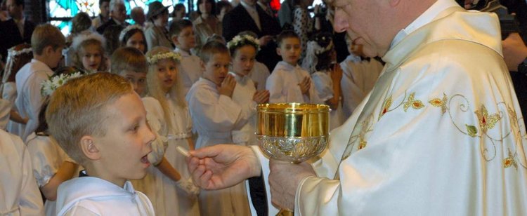 Czy rząd zakaże komunii? Mamy stanowisko resortu zdrowia