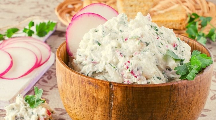 Domowy twarożek z rzodkiewką i szczypiorkiem. Idealny na śniadanie