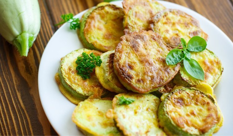 Wyborna cukinia smażona w cieście curry. Uwielbiana przyprawa cudownie podkręca jej smak