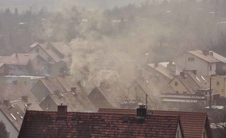 Czym palić w piecu? Nie każdy węgiel się nadaje, możesz narazić się na srogi mandat