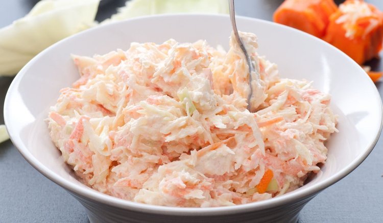 Kultową surówkę Coleslaw z KFC zrobisz z łatwością w domowym zaciszu. Bije na głowę wszystkie inne