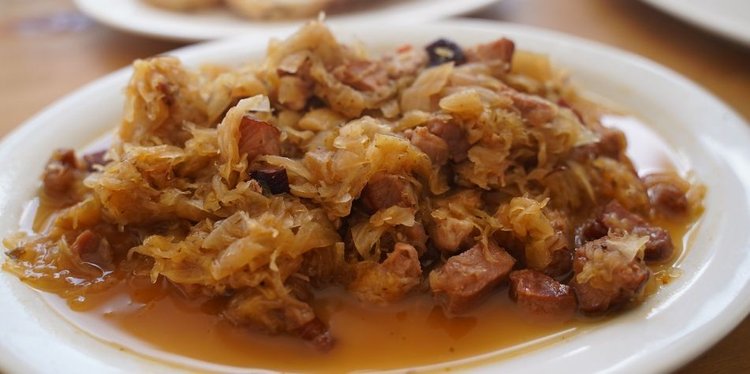 Przepis na nietypowy bigos z dodatkiem miodu