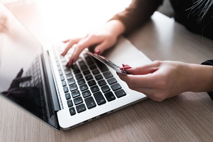 Sklep internetowy dodawał do koszyka niezamówione produkty. Grozi mu wysoka kara