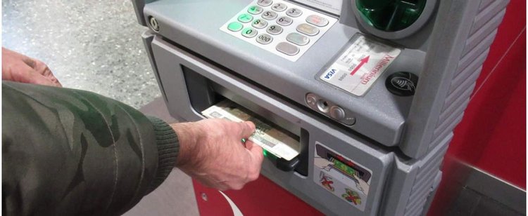 Przerwy techniczne w 6 bankach. Klienci potrzebują gotówki