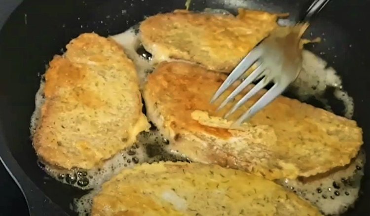 Chlebek odświeżany w jajku i mleku. Pyszny pomysł na śniadanie z czerstwego pieczywa