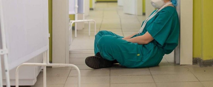 Podczas pandemii harują jak woły, pielęgniarki i lekarze na wyczerpaniu. Popierasz podwyżki dla nich?