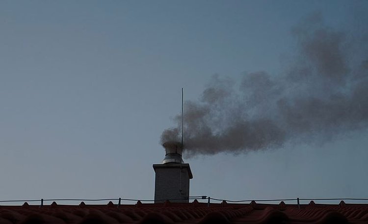 Ogrzewał dom paląc odpady. Straży miejskiej tłumaczył, że "prezes PiS pozwolił wszystkim palić"