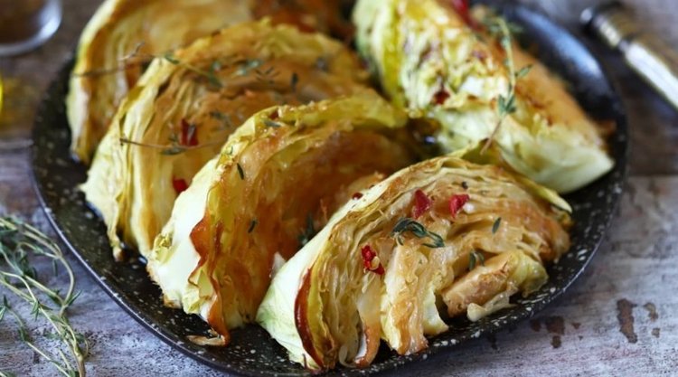 Pieczona kapusta z czosnkiem niedźwiedzim. Ekspresowy dodatek do obiadu