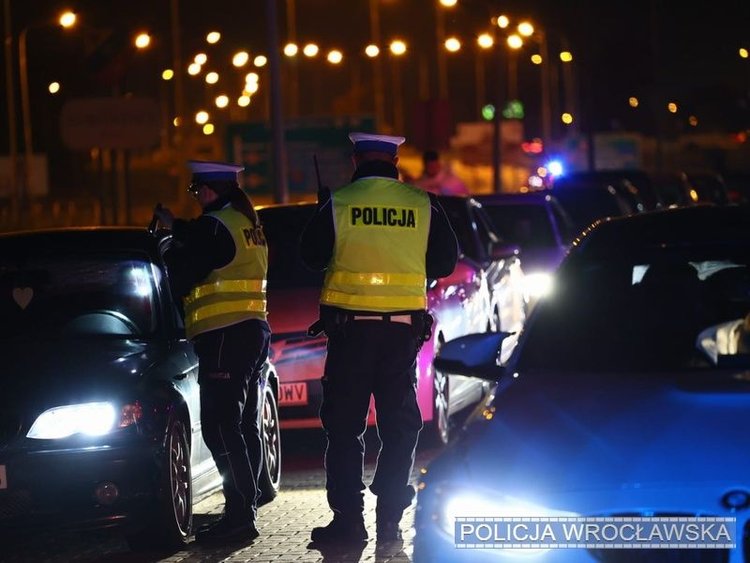 Policjanci wzięli na celownik amatorów nielegalnych wyścigów. W jedną noc wystawili mandaty na 54 tys. złotych