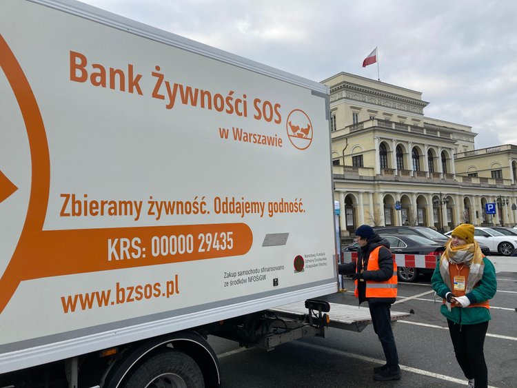 Bank Żywności zbiera dary dla uchodźców na pl. Bankowym w Warszawie 
